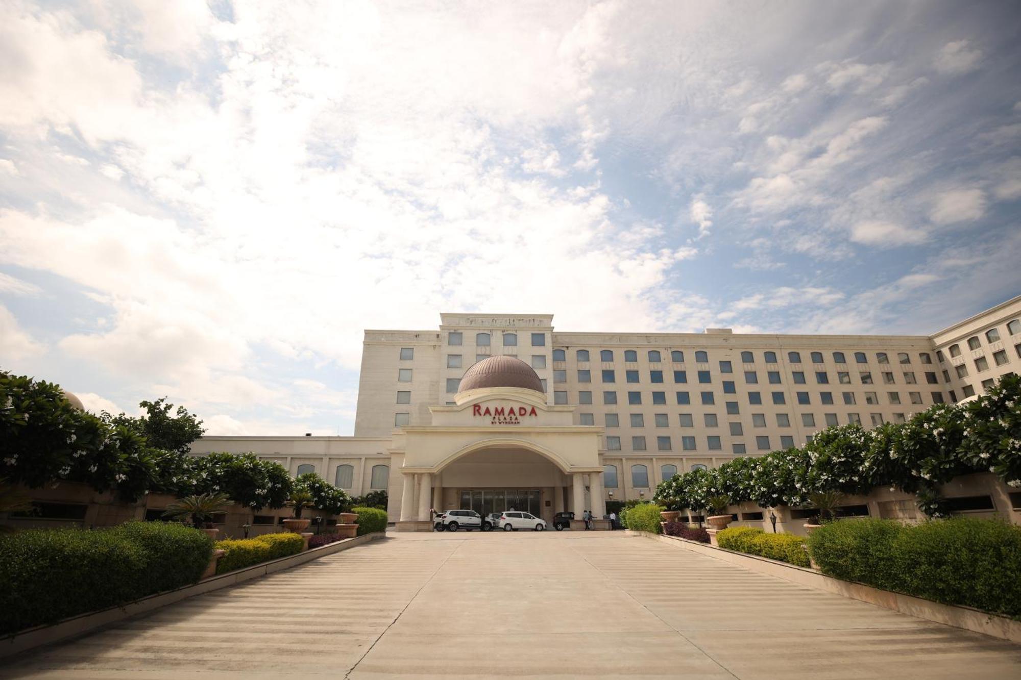 Ramada Plaza By Wyndham Lucknow Hotell Eksteriør bilde