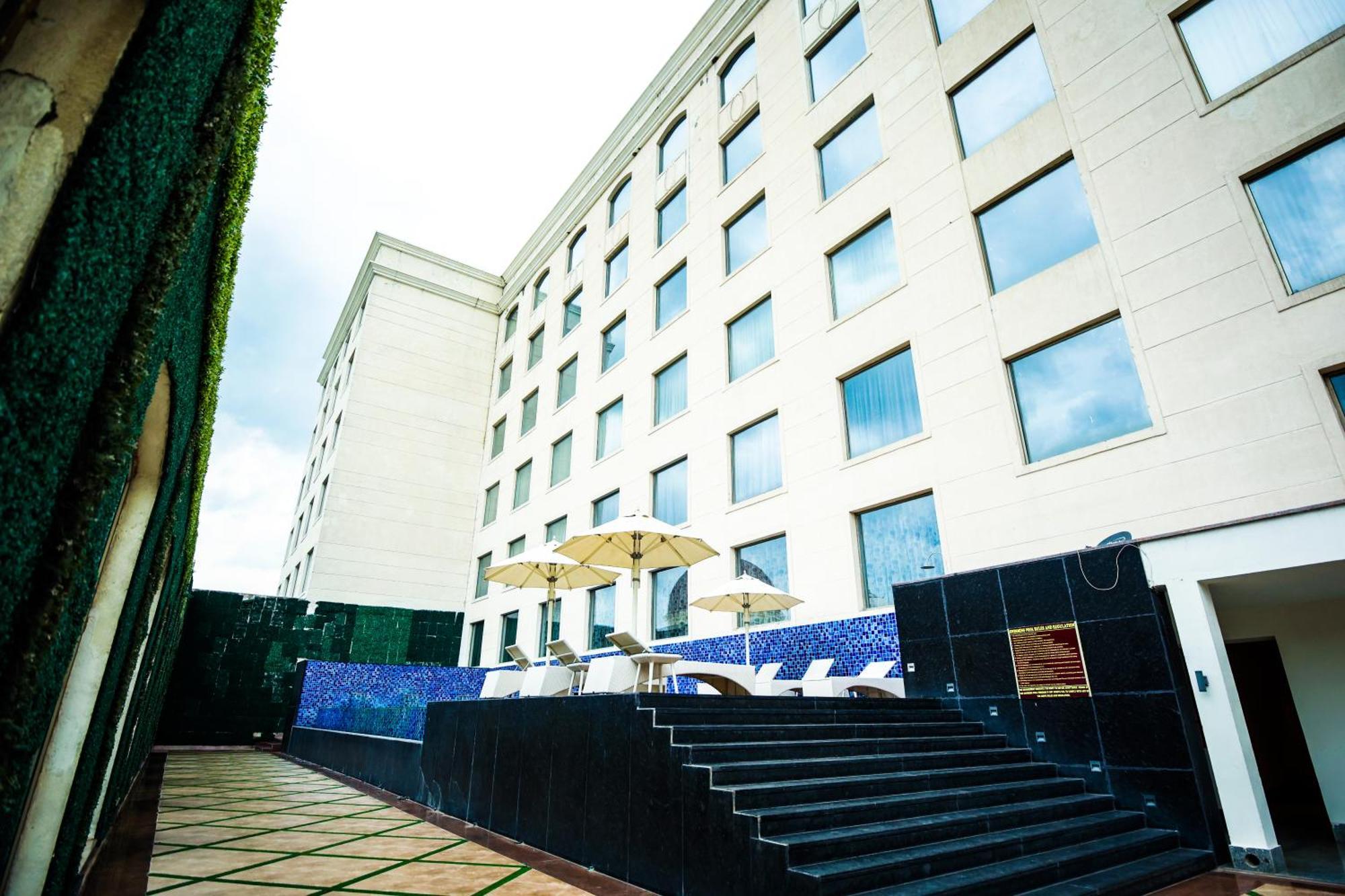 Ramada Plaza By Wyndham Lucknow Hotell Eksteriør bilde