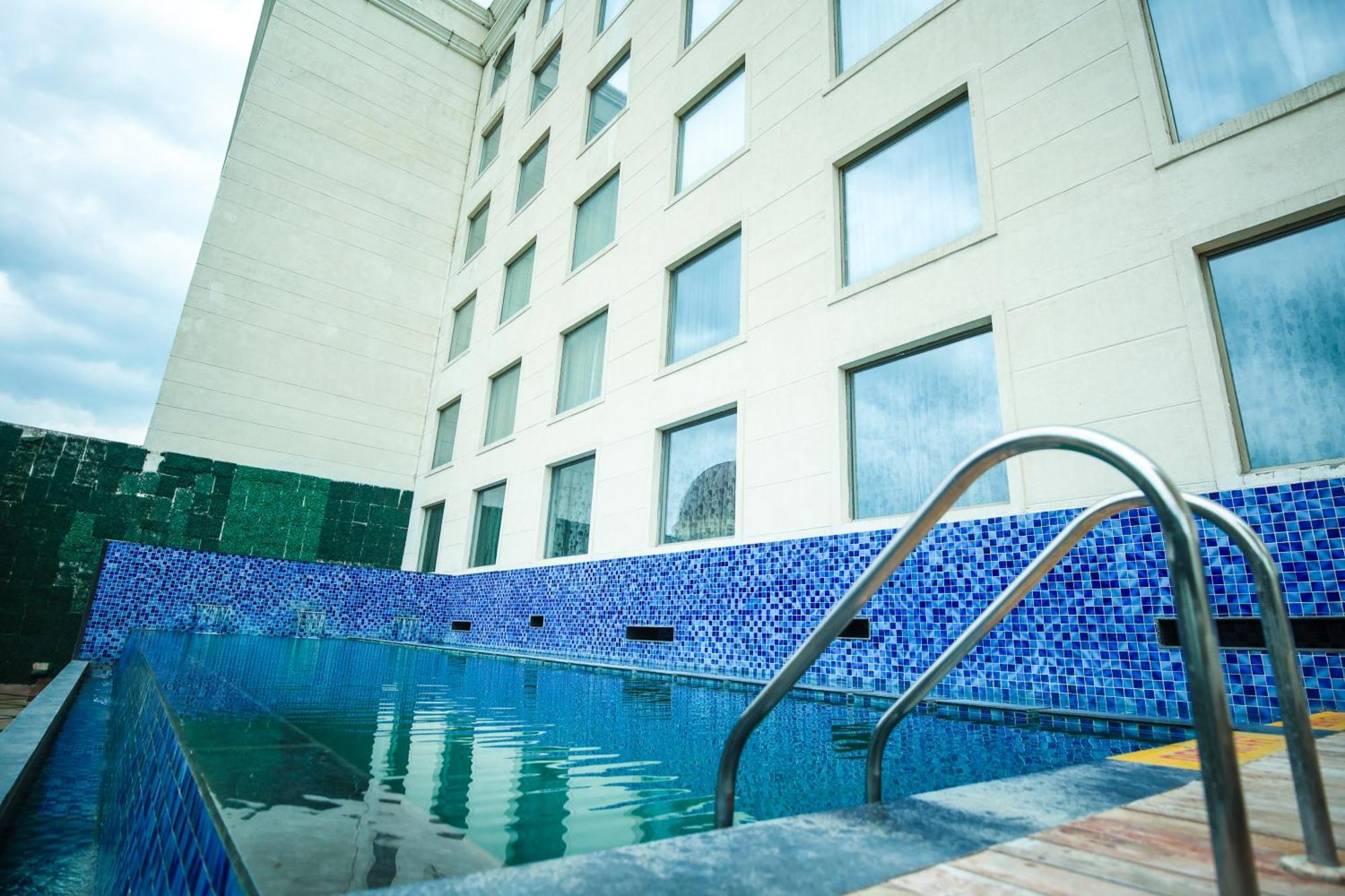 Ramada Plaza By Wyndham Lucknow Hotell Eksteriør bilde