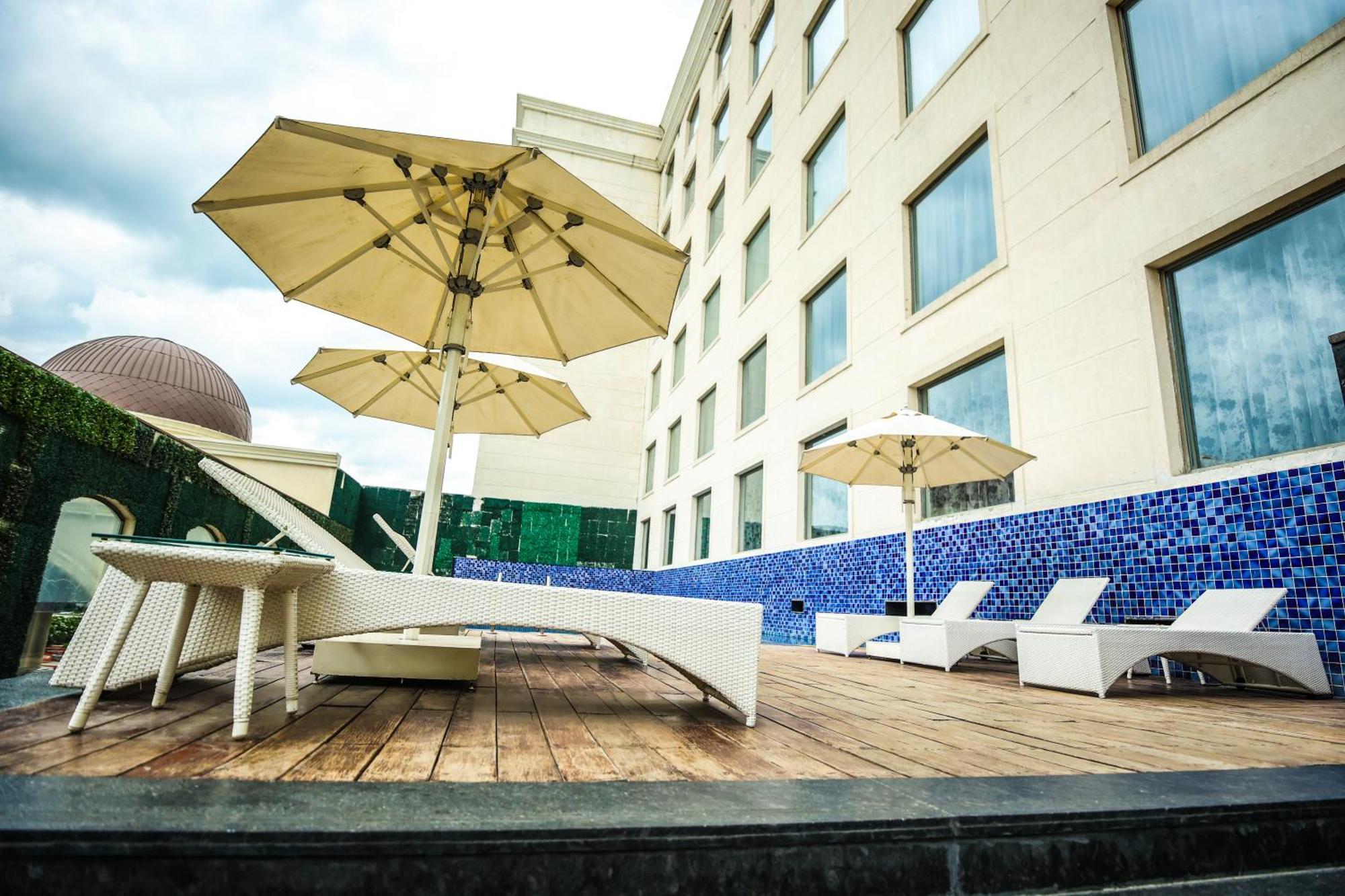 Ramada Plaza By Wyndham Lucknow Hotell Eksteriør bilde