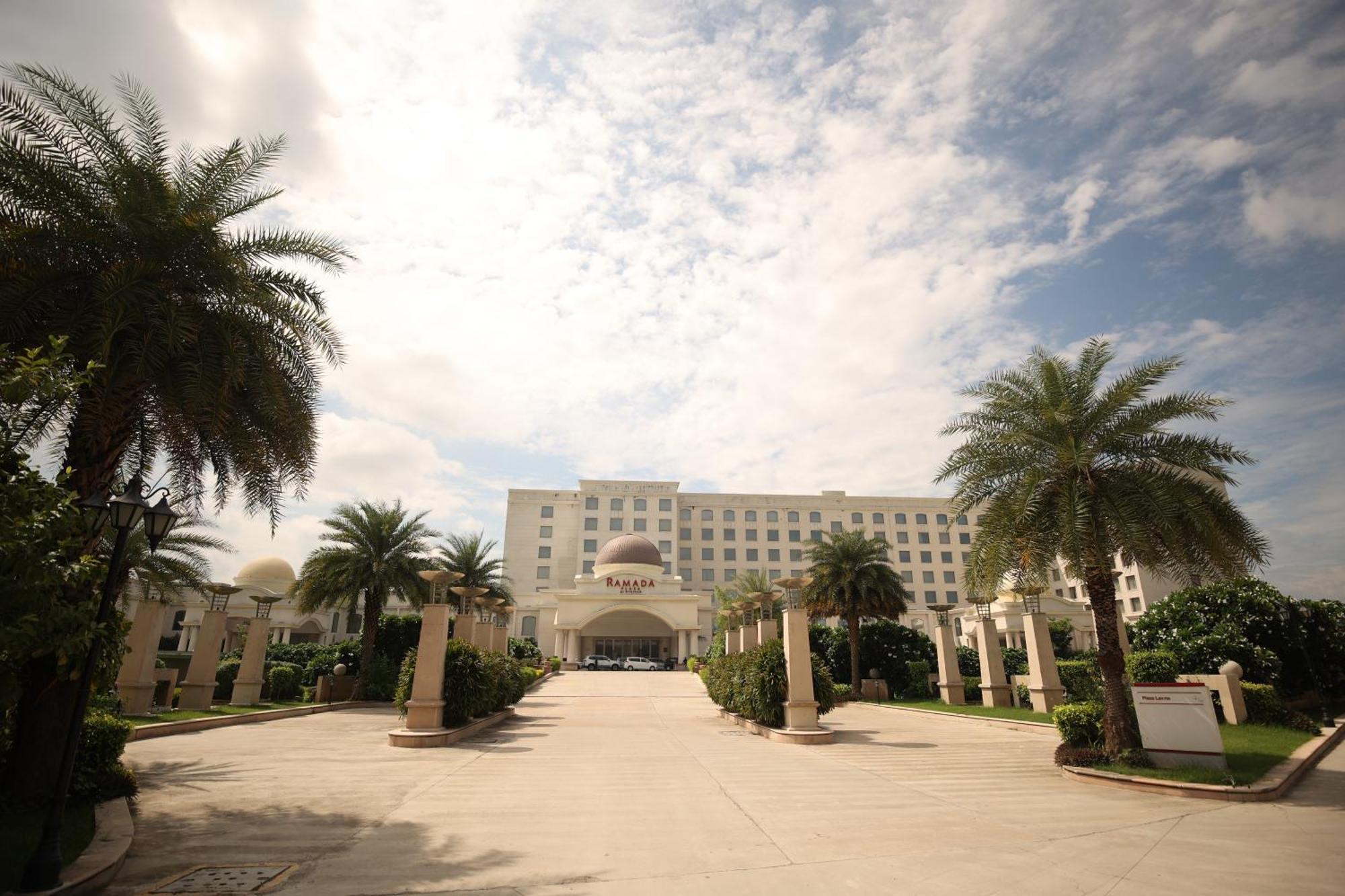 Ramada Plaza By Wyndham Lucknow Hotell Eksteriør bilde