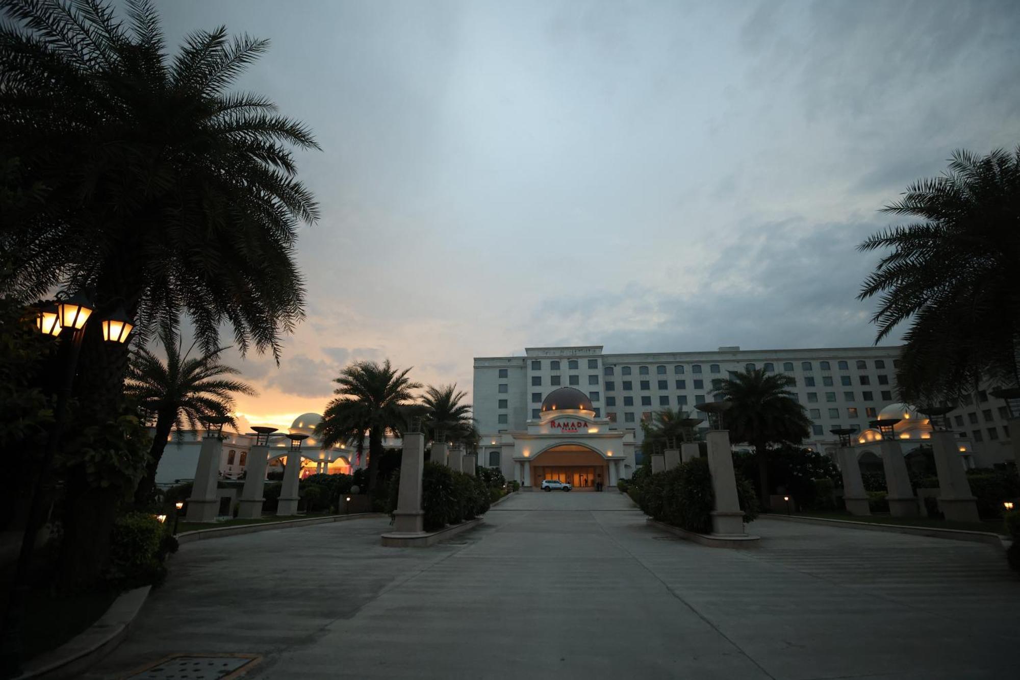 Ramada Plaza By Wyndham Lucknow Hotell Eksteriør bilde
