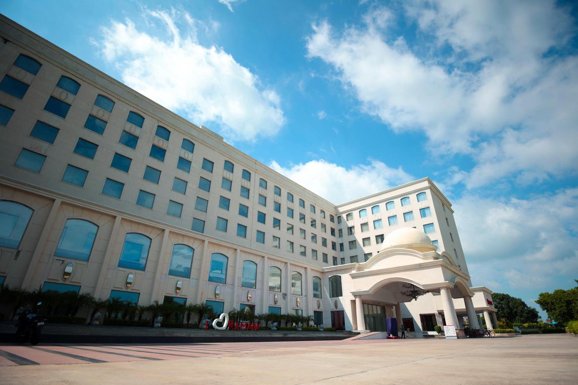 Ramada Plaza By Wyndham Lucknow Hotell Eksteriør bilde