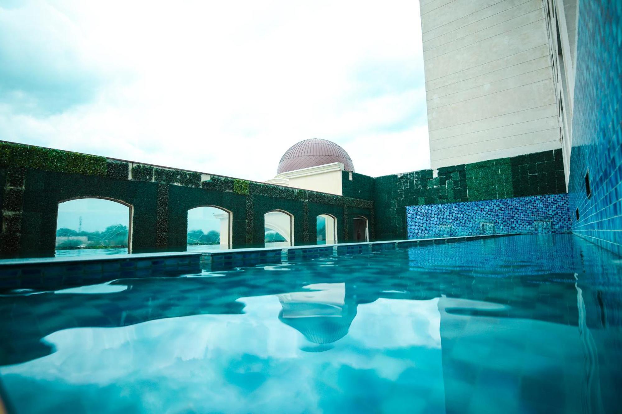 Ramada Plaza By Wyndham Lucknow Hotell Eksteriør bilde